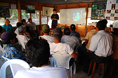 Presentación sobre conservación de aves para guarda recursos del Parque Nacional Laguna Lachuá